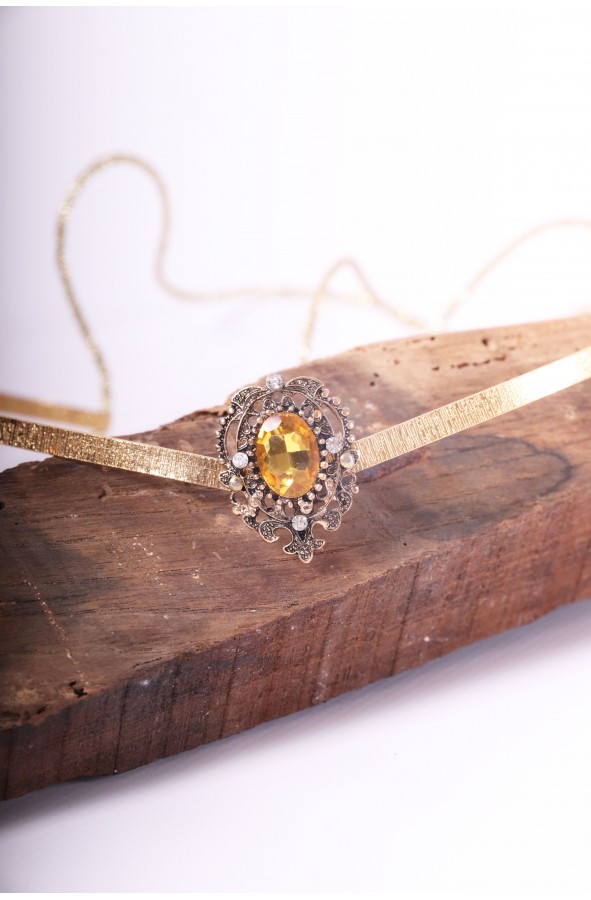 Corona o tiara dorada para vestimenta...