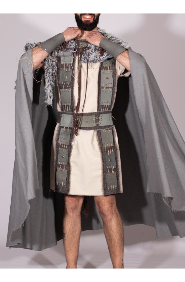 Capa celta gris con tejido vegano de...