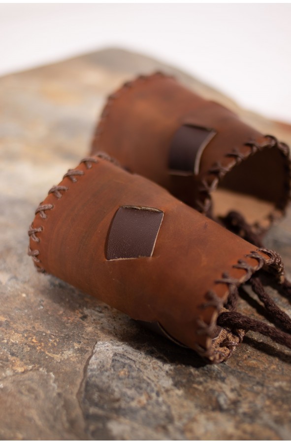 Brazalete vikingo de cuero marrón