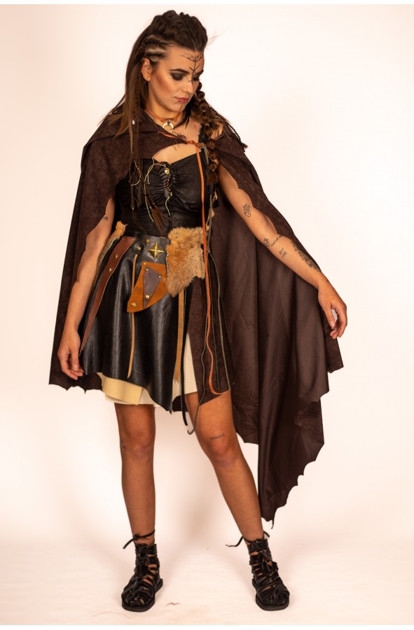 Capa medieval con capucha de guerrera...