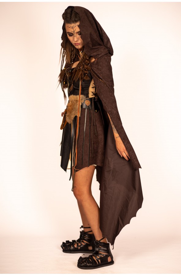 Capa medieval con capucha de guerrera...