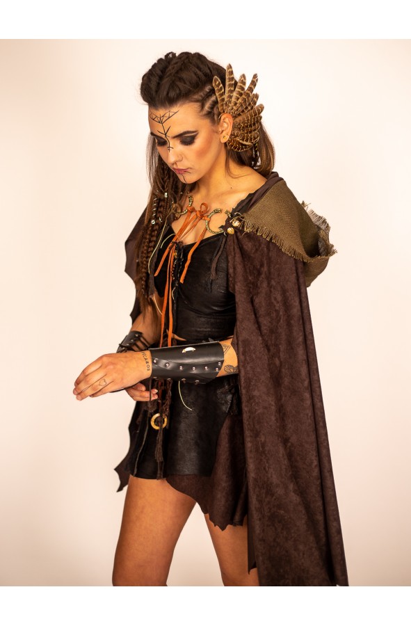 Brazalete medieval de cuero negro con...