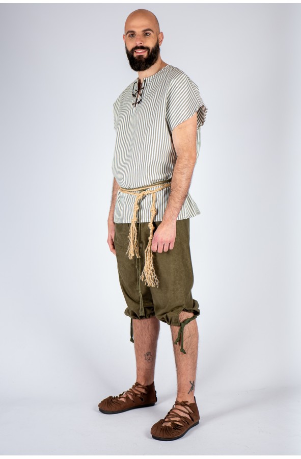 Medieval short trouser in olive green...