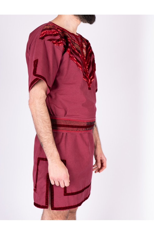 Túnica medieval de noble en burdeos...