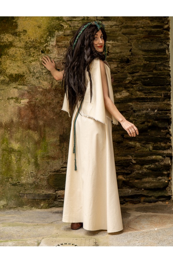 Vestido medieval de flores bordadas...