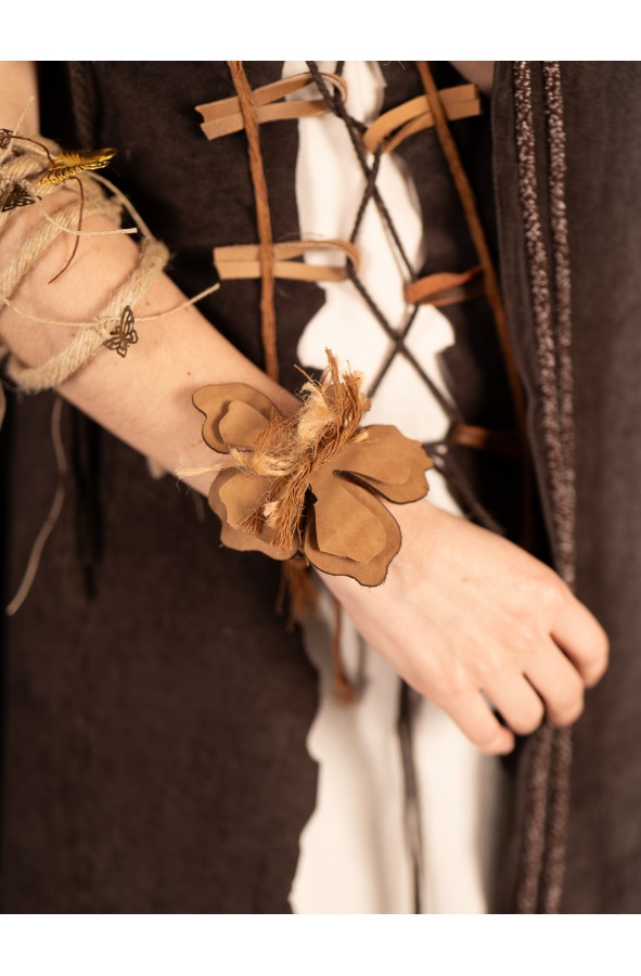 Brazalete  de cuero con flores...