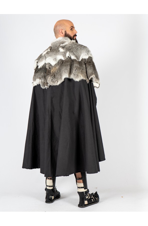 Capa romana negra con piel de conejo