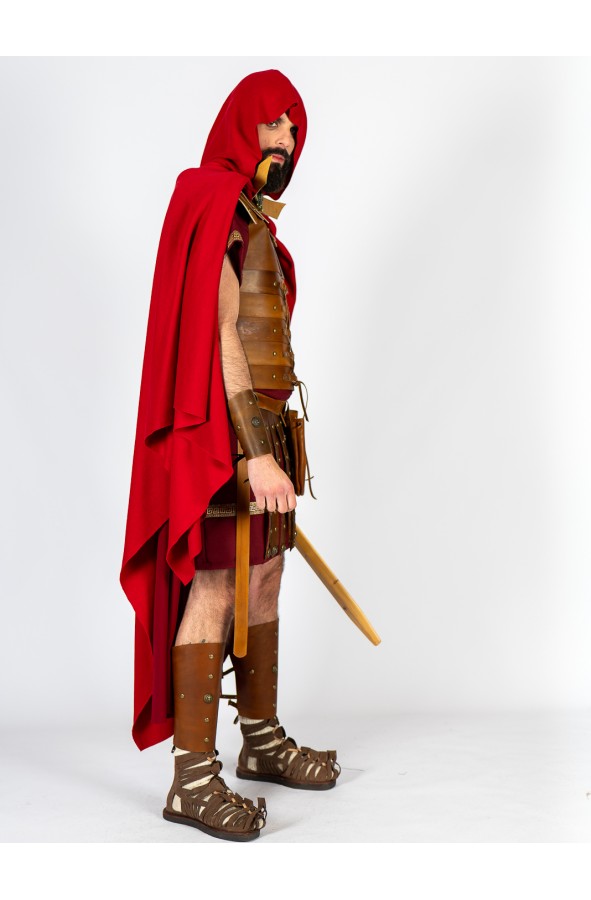 Capa romana roja con cierre de águila...