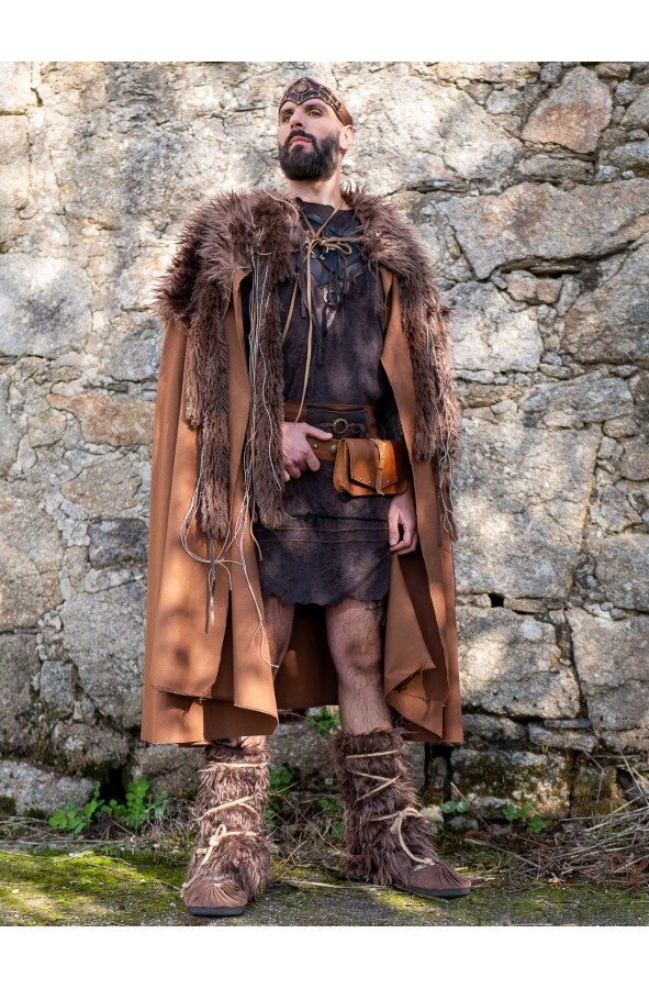 Capa Celta con tejido vegano de pelo