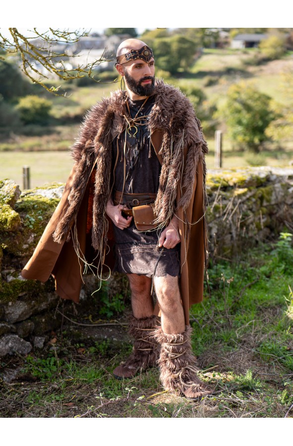 Capa Celta con tejido vegano de pelo