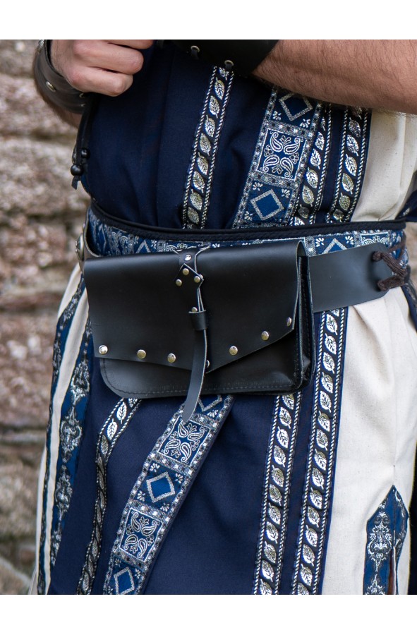 Bolso de cuero negro con remaches...