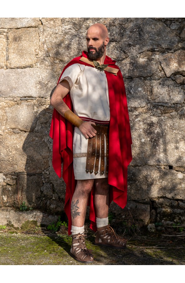 Capa romana roja con cierre de águila...
