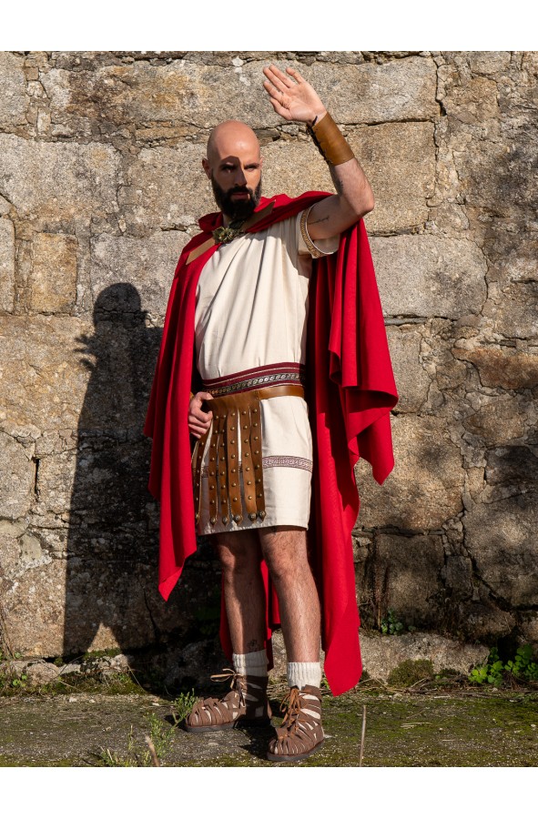 Capa romana roja con cierre de águila...