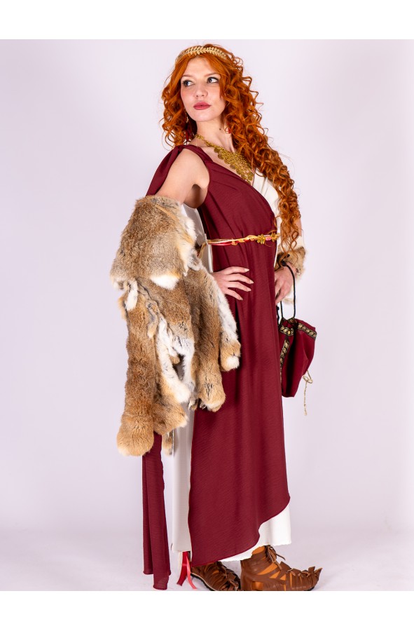 Roman dress in white and deep burgundy
