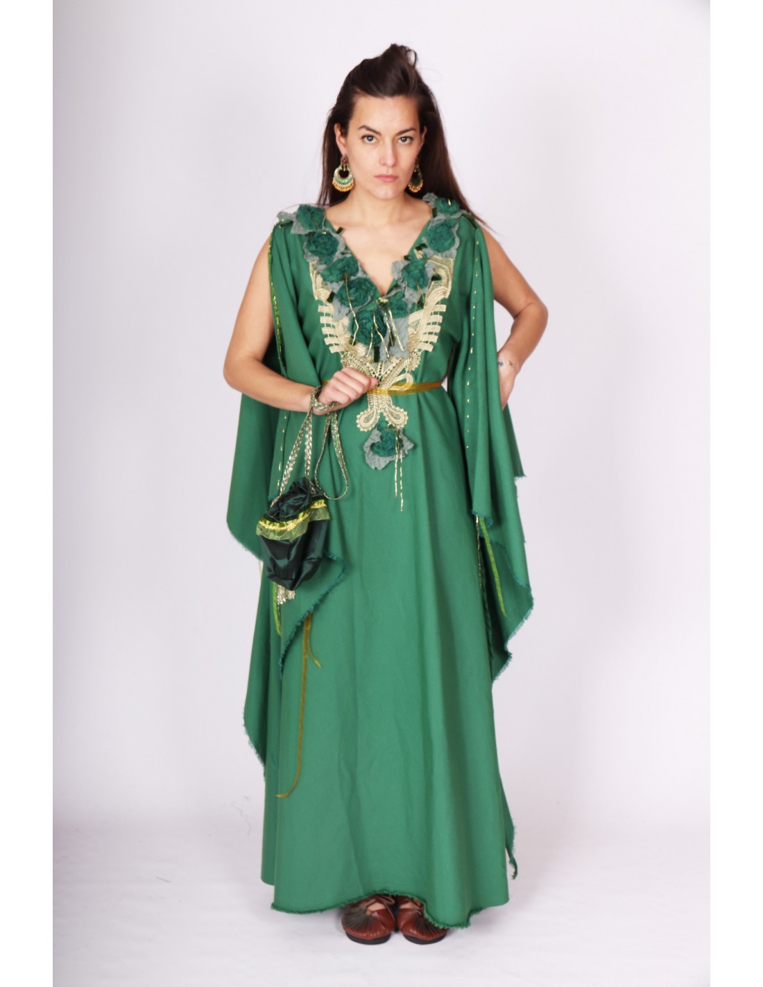 Vestido medieval verde y dorado con flores